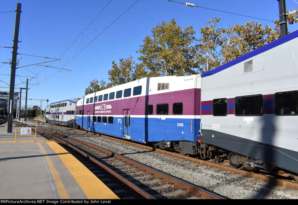 A mixture of paint schemes on ACE Train # 06 